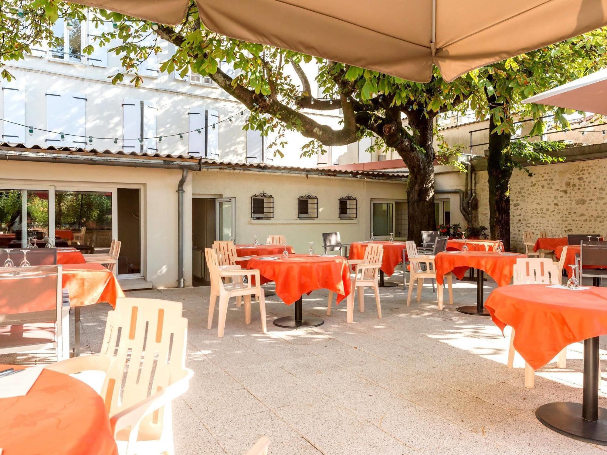 Hotel Restaurant La Boule D'Or Barbezieux-Saint-Hilaire Buitenkant foto