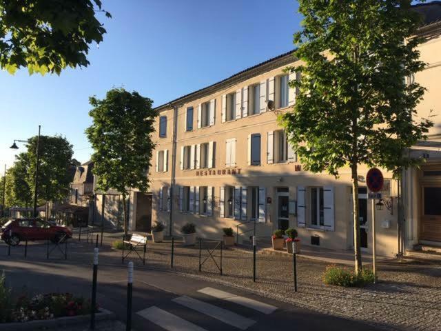 Hotel Restaurant La Boule D'Or Barbezieux-Saint-Hilaire Buitenkant foto